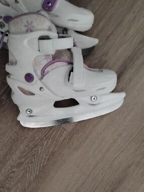 Adjustable Kids Ice Skates in White and Purple